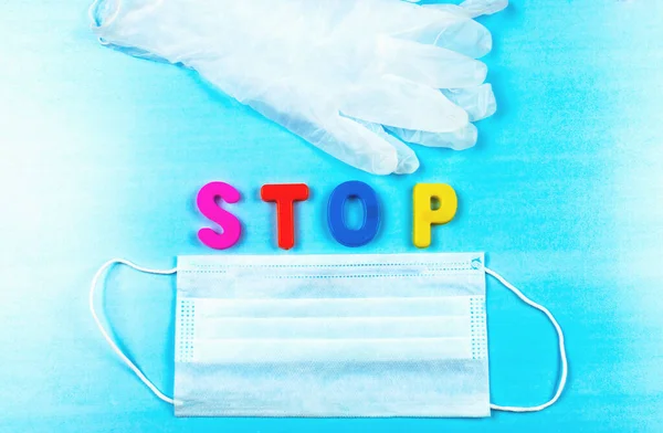 Coronavirus 'u, tıbbi maskeyi ve eldivenleri durdurun. Halka açık bir yerde koruma anlamına gelir..