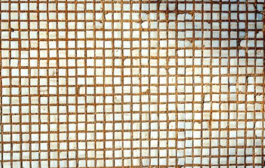 Eski dekoratif duvar kiremitleri. Açık havada çalışmak için küçük tarihi geçmiş fayanslar.