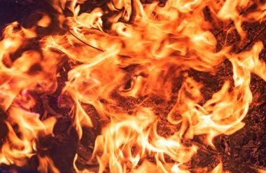 Yangın, yanan molozlar, odak noktası yok. Büyük yanan ateş.