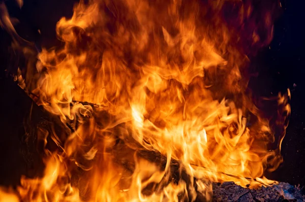 Yangın, yanan molozlar, odak noktası yok. Büyük yanan ateş.