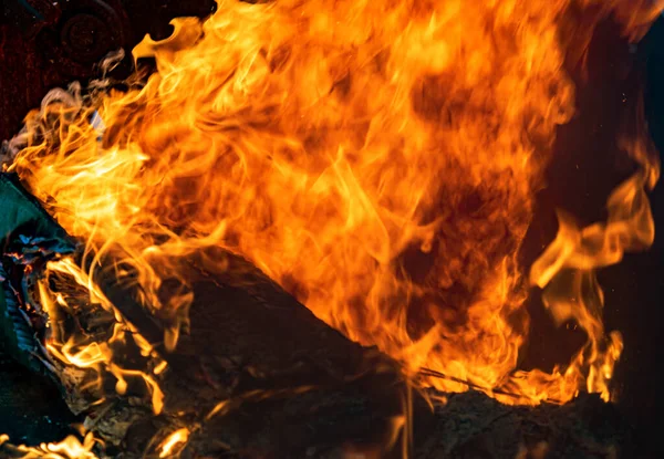 Yangın, yanan molozlar, odak noktası yok. Büyük yanan ateş.