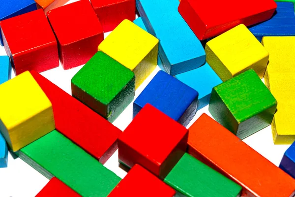 Blok kayu, tumpukan kubus berwarna-warni, mainan anak-anak terisolasi o