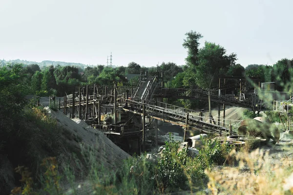 Granit ocağı. Madencilik ekipmanları. Taş ocağının derinliklerinde bir kazıcı var..