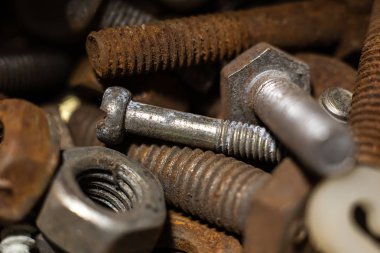 Paslı metal vidalar ve vidalar. Makro.