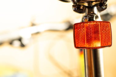 Bisiklet için küçük kare kırmızı plastik yansıtıcı kullanmak kolay. İyi yolculuklar..