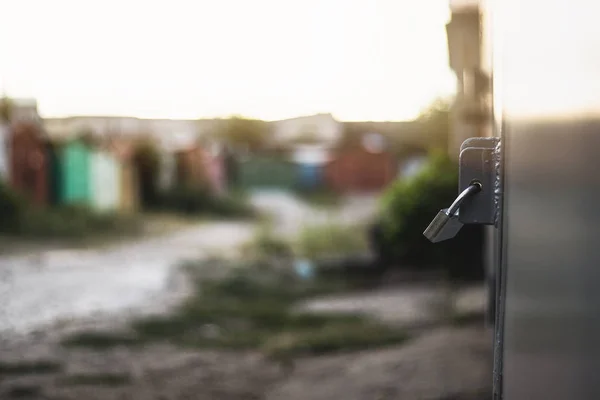 Gün batımında garaj kapısında asma kilit.