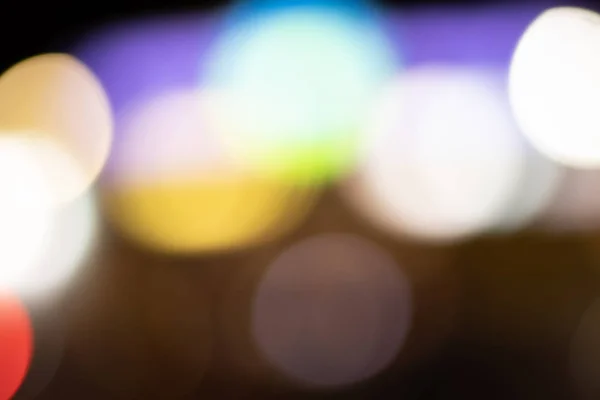 Gece şehrinin çok renkli ışıkları parlıyor. Soyutlama.