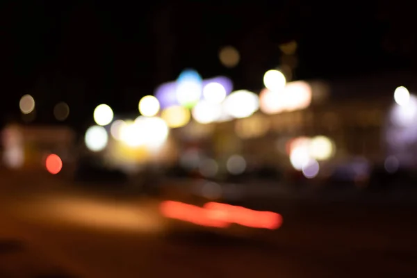 Gece şehrinin çok renkli ışıkları parlıyor. Soyutlama.