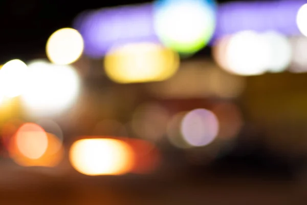 Gece şehrinin çok renkli ışıkları parlıyor. Soyutlama.