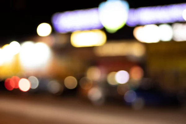 Gece şehrinin çok renkli ışıkları parlıyor. Soyutlama.