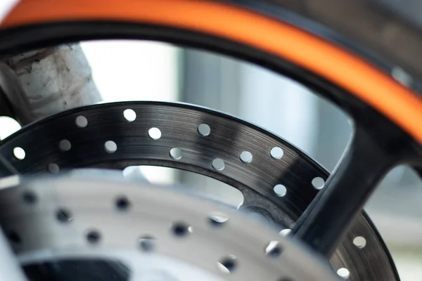 Metalik fren diski tekerlek motosikleti. Yakın plan..