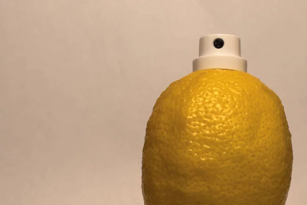 Doğal deodorant şeklinde sarı limon. Yakın plan..