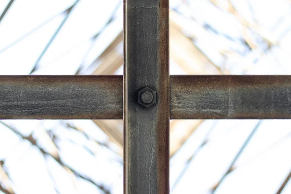 Ortadaki iki metal kirişi bir cıvata ve somunla çaprazladım. Bulanık arkaplan ile alt görünüm.