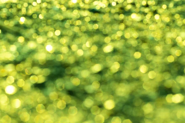 Yeşil ve altın renkli folyo arka plan. Soyutlama.