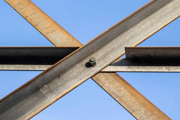 Estructuras Metálicas Atornilladas Centro Primer Plano Sobre Fondo Cielo Azul —  Fotos de Stock