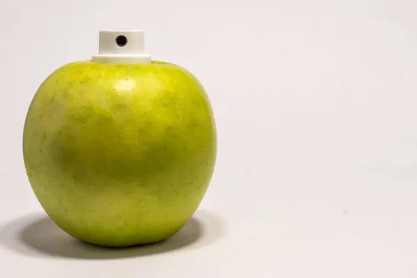 Doğal bir deodorant oda spreyi şeklinde bir elma..