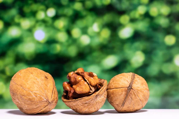 Cevizler. Bulanık renk arkaplanlı yakın plan..