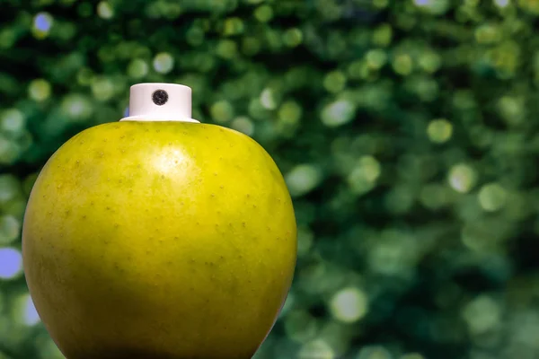 Doğal bir deodorant oda spreyi şeklinde bir elma..