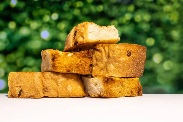 Ev yapımı kızarmış beyaz ekmek, piramit şeklinde dizilmiş. Bulanık renk arkaplanı olan yakın plan..