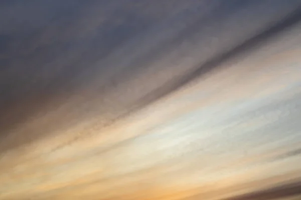 Günbatımından sonra çok renkli akşam gökyüzü.