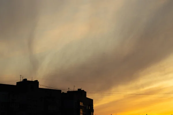Akşam gökyüzü gün batımından sonra şehrin üzerinde.