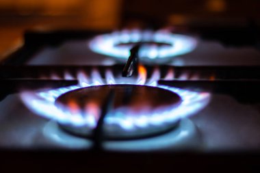 Gaz, evin gaz sobasının konforunda mavi bir alevde yanıyor..