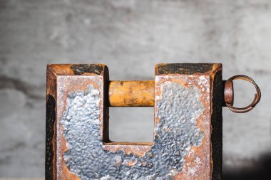 Eski paslı asma kilit. Yakın plan..