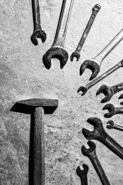 Yarım daire şeklinde, krom parlak flamalar bir çekiç çerçevesi. Dikey resim üst görünümü.