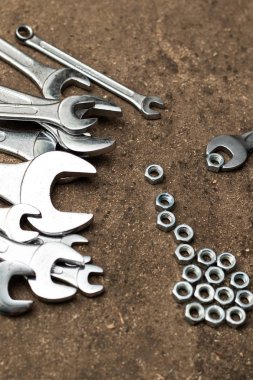 Parlak yeni anahtarlar. Dikey resim üst görünümü.