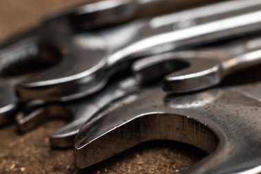 Birkaç yeni parlak metal anahtar var. Makro.