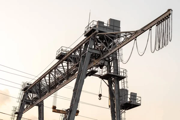 Gökyüzüne karşı gri renkli endüstriyel büyük vinç.