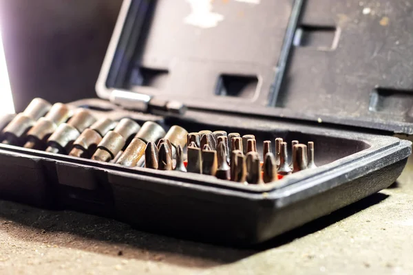 İnşaat aletleri için çeşitli hortumlarla dolu siyah plastik bir kutu. Alt görünümü kapat.