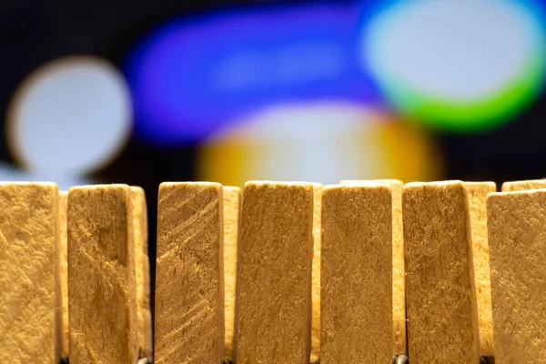 Renkli, bulanık arka planda çit şeklinde ahşap tahtalar. Yakın plan..