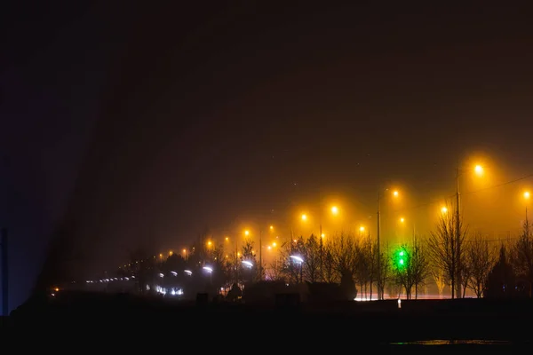 黄色と白の提灯に照らされた霧の中で夜の街の路地 — ストック写真