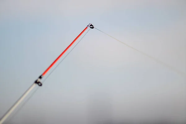 Sopanın kırmızı ucu ve gerilmiş bir çizgi. Bulanık arkaplan.