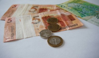 Hafif bir arka planda modern Belarus parası. Masadaki banknotlar.