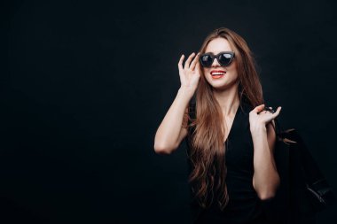 Memnun Müşteri Gözlüklerini Ayarlıyor Daha Fazla Alışveriş İçin İleriye Bakıyor