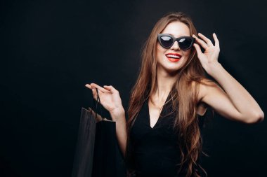 Genç Memnun Müstakbel Müşteri Güneş Gözlüklerini Ayarlıyor ve Önüne Bakıyor