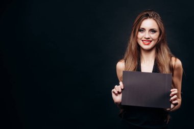 Siyah çarşaflı şirin kadın pozu.