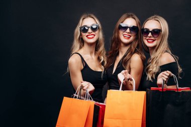 Kız Arkadaşları Moda Satın Almalarla Dolu Kağıt Torbaları Gösteriyor