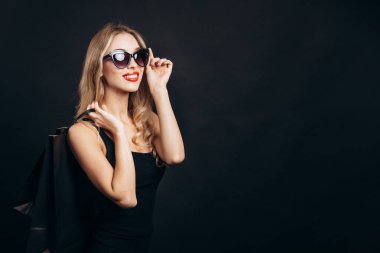 Giyim Çantası Satın Alma Kağıtlarıyla Moda Sarışın