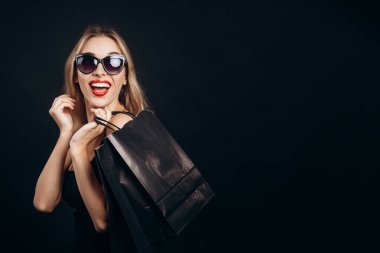 Kahkaha Sarışın Gösterici Moda Satın Alma Kağıtları