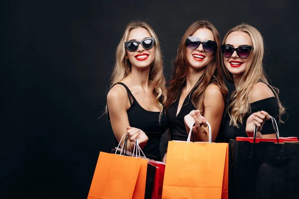 Kız Arkadaşları Moda Satın Almalarla Dolu Kağıt Torbaları Gösteriyor