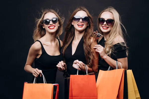 종이 가방을 들고 있는 세련 된 모델의 여성 고객들 — 스톡 사진