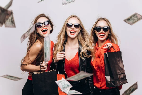 Chic modelo niñas compras parejas dilapidando dinero — Foto de Stock