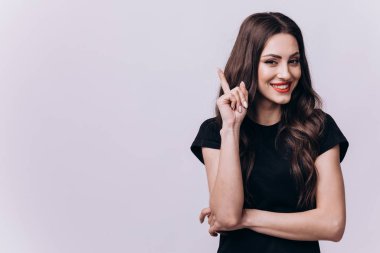 Gülümseyen Esmer Kadın 'ın harika bir fikri var.