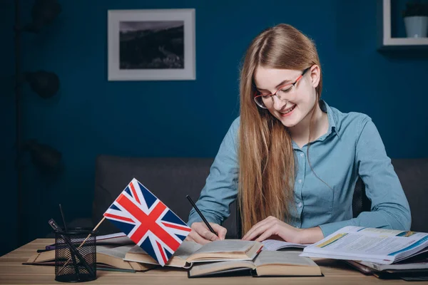Ginger Girl Studeren Engels in een woonkamer — Stockfoto