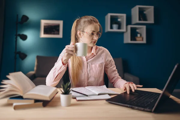 Genç Kızıl Öğrenci Laptop kullanarak Kahve İçiyor