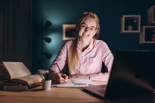 Ingwerjunge Mädchen lernen am Laptop und schreiben — Stockfoto