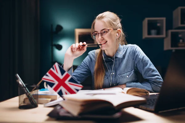 Tankeväckande student röra läpp med en penna — Stockfoto